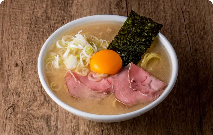 豚骨ラーメン卵黄乗せ