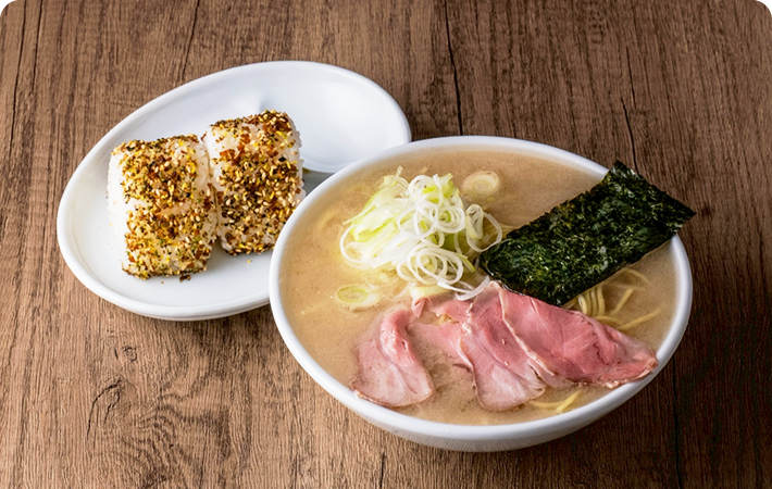 Bセット<br>豚骨ラーメン＋おにぎり1皿(2ヶ）