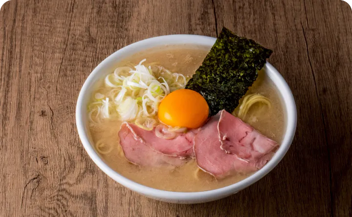 豚骨ラーメン卵黄乗せ
